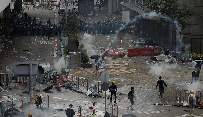 Βίαιη καταστολή με πλαστικές σφαίρες σε διαδηλώσεις στο Χονγκ Κονγκ