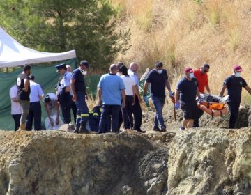 «Άναψε ένα κερί… Βαστάω το μωρό στην αγκαλιά μου»