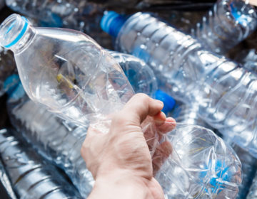 Πόσα γραμμάρια πλαστικό καταπίνει κάθε εβδομάδα ο μέσος άνθρωπος