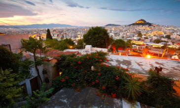 Αναφιώτικα, όμορφες εικόνες από την ανθοστόλιστη συνοικία της Αθήνας