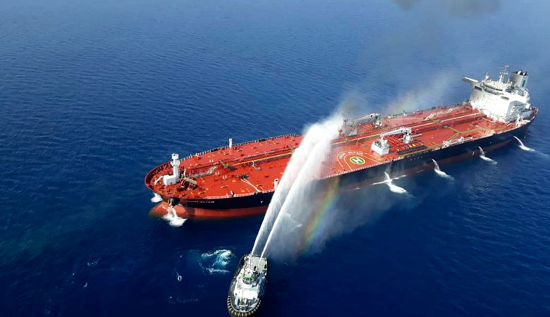 Το ιαπωνικό τάνκερ που χτυπήθηκε στον Κόλπο του Ομάν κατευθύνεται σε λιμάνι των ΗΑΕ