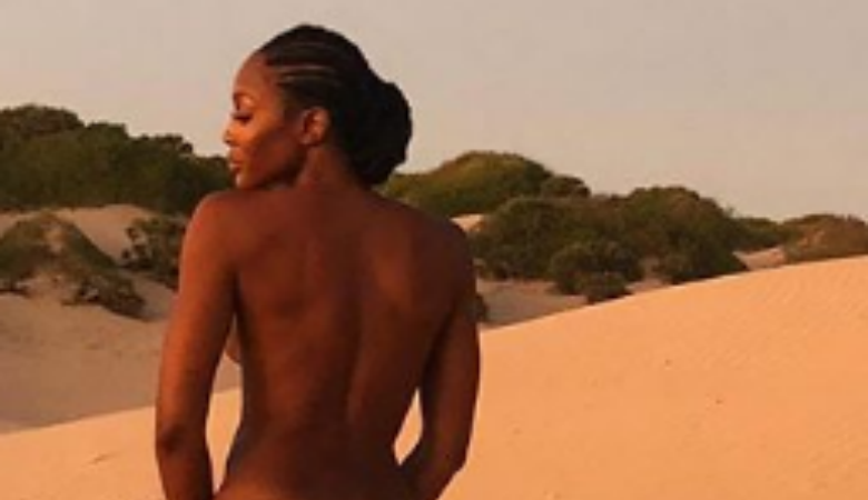 H Ναόμι Κάμπελ ποζάρει γυμνή στην έρημο και «ρίχνει» το Instagram