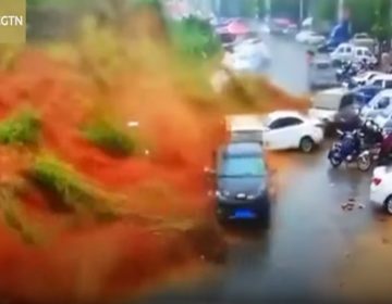 «Τσουνάμι» λάσπης παρασύρει αυτοκίνητα στη Κίνα