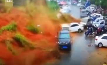 «Τσουνάμι» λάσπης παρασύρει αυτοκίνητα στη Κίνα