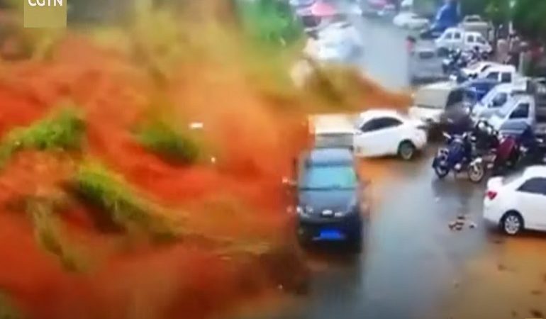 «Τσουνάμι» λάσπης παρασύρει αυτοκίνητα στη Κίνα