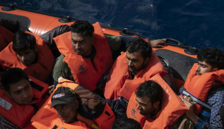 Αγνοούνται 12 άτομα από ναυάγιο με πρόσφυγες στα τουρκικά παράλια