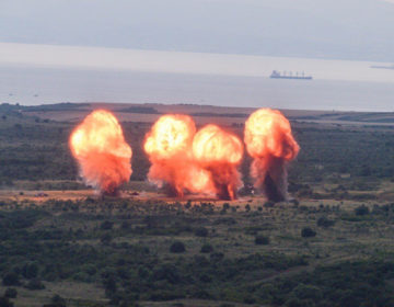 Εκρήξεις με φόντο διερχόμενα πλοία στα Δαρδανέλια σε άσκηση των Τούρκων