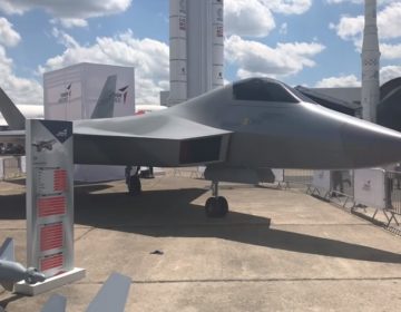 Με μακέτα σε πραγματικό μέγεθος του μαχητικού στελθ TFX οι Τούρκοι στο Παρίσι