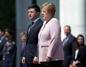 Αφυδάτωση η αιτία πίσω από το τρέμουλο της Μέρκελ