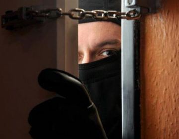 Ληστής έδεσε ηλικιωμένη με μονωτική ταινία, τη φίμωσε και της άρπαξε κοσμήματα και λεφτά