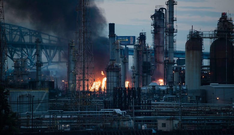 «Εκτεταμένη» πυρκαγιά μαίνεται εκτός ελέγχου σε διυλιστήριο πετρελαίου