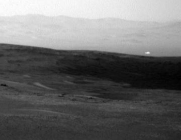 Μυστηριώδης λάμψη στον πλανήτη Άρη ενισχύει τα σενάρια για εξωγήινους