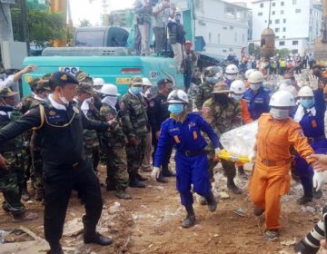 Eντοπίστηκαν δύο επιζώντες στα συντρίμμια κτιρίου στην Καμπότζη