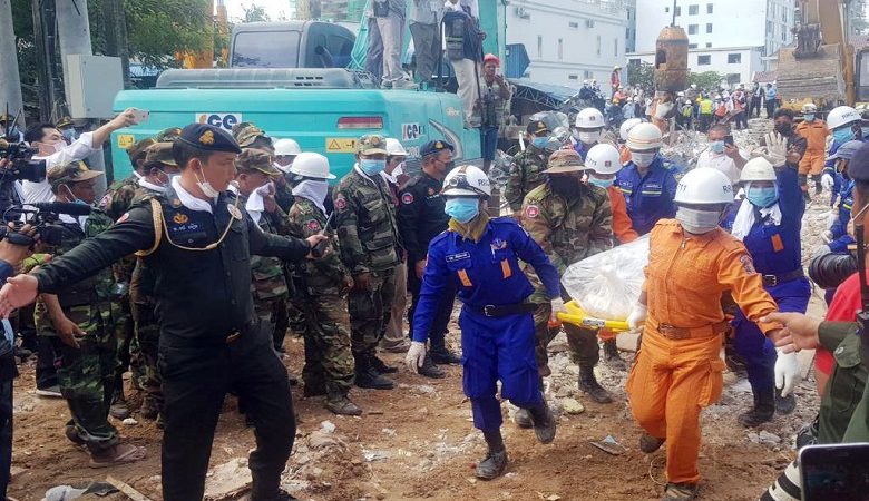 Eντοπίστηκαν δύο επιζώντες στα συντρίμμια κτιρίου στην Καμπότζη