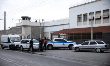 Άγνωστοι πέταξαν πέντε κινητά από το φράχτη στις φυλακές Κορυδαλλού