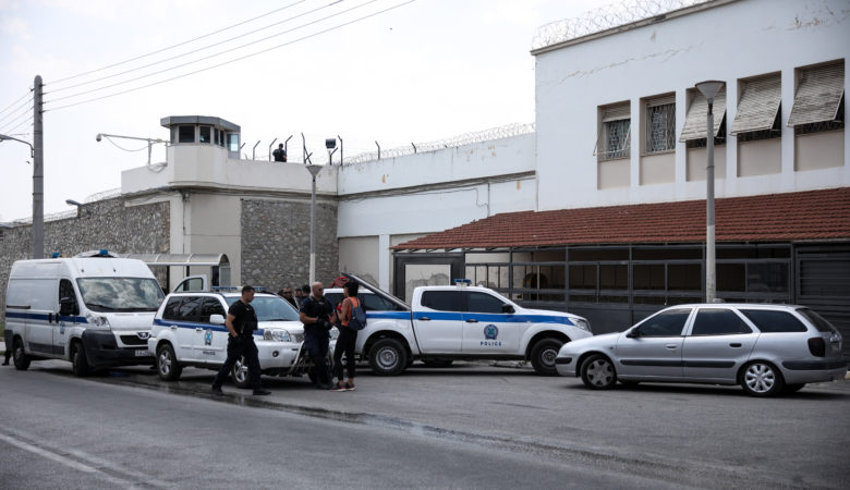 Αυτοσχέδια σουβλιά, κινητά και φορτιστές εντοπίστηκαν σε κελιά στις φυλακές Κορυδαλλού