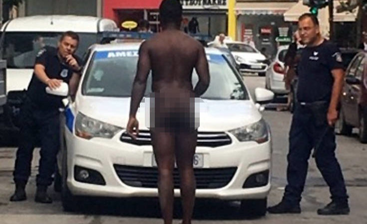 Λάρισα: Γυμνός άντρας σταμάτησε μπροστά σε περιπολικό