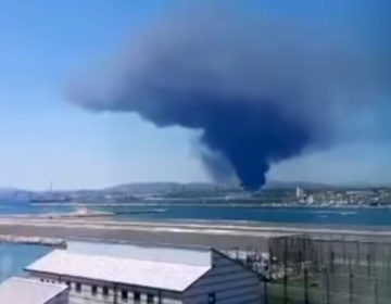 Τεράστιο νέφος καπνού «κάλυψε» το Γιβραλτάρ μετά από πυρκαγιά σε εργοστάσιο χημικών