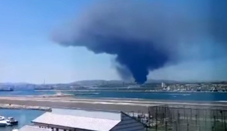 Τεράστιο νέφος καπνού «κάλυψε» το Γιβραλτάρ μετά από πυρκαγιά σε εργοστάσιο χημικών