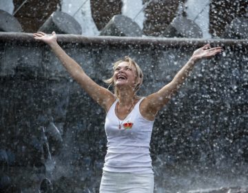 Η τόπλες ηλιοθεραπεία σε δημόσιους χώρους, στο επίκεντρο διαμάχης στο Μόναχο