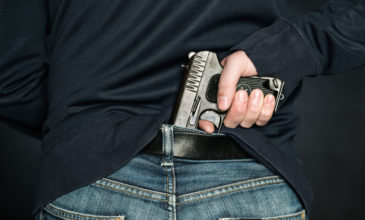 Τέσσερα άτομα απείλησαν με όπλο περιπτερά και του πήραν 50 ευρώ