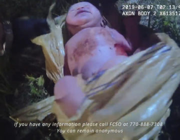 Αναζητούν την μητέρα του μωρού που βρέθηκε ζωντανό σε σακούλα