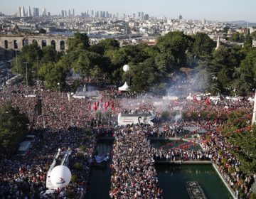 Αποθέωση  Ιμάμογλου από χιλιάδες κόσμου στην Κωνσταντινούπολη κατά την ορκωμοσία του