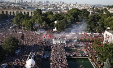 Αποθέωση  Ιμάμογλου από χιλιάδες κόσμου στην Κωνσταντινούπολη κατά την ορκωμοσία του