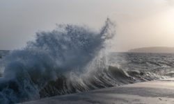 Κύματα ύψους έως και 6 μέτρα αύριο Σάββατο στον Σαρωνικό