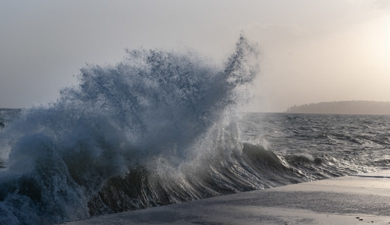 Κύματα ύψους έως και 6 μέτρα αύριο Σάββατο στον Σαρωνικό