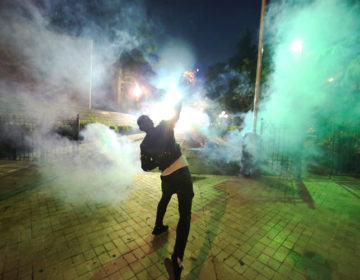 Στα άκρα η κατάσταση στην Αλβανία, καίνε εκλογικά κέντρα, αιματηρές συγκρούσεις