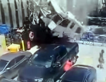 Κινηματογραφικό δυστύχημα, τροχόσπιτο εκτοξεύτηκε από τον δρόμο και προσγειώθηκε σε φέρι