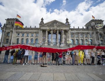 Διαδηλωτές περικύκλωσαν το Γερμανικό Κοινοβούλιο