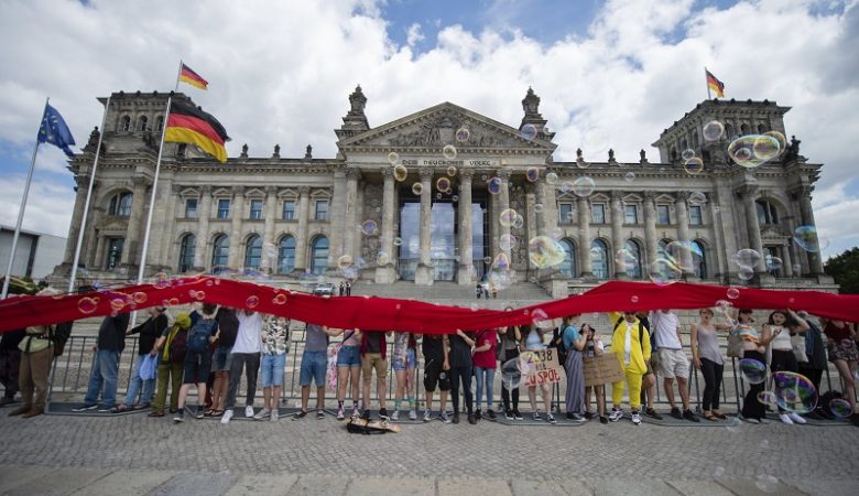Διαδηλωτές περικύκλωσαν το Γερμανικό Κοινοβούλιο