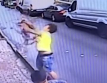 Έπιασε στον αέρα κοριτσάκι που έπεσε από τον 2ο όροφο