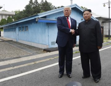 Ιστορική χειραψία Tραμπ- Κιμ Γιονγκ Ουν στα σύνορα Νότιας και Βόρειας Κορέας