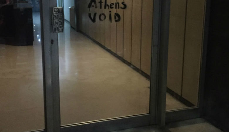 Παρέμβαση με συνθήματα και τρικάκια στα γραφεία της Athens Voice