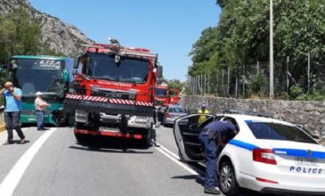 Ένας νεκρός σε μετωπική σύγκρουση λεωφορείου του ΚΤΕΛ με Ι.Χ. στα Τέμπη