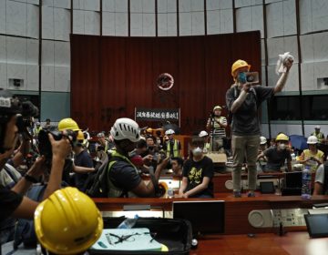 Διαδηλωτές εισέβαλαν στο Κοινοβούλιο του Χονγκ Κονγκ