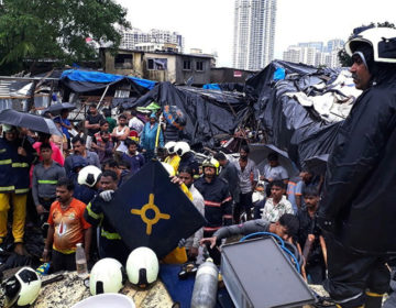 Αυξάνονται οι νεκροί από κατάρρευση τείχους πάνω σε παράγκες στην Ινδία