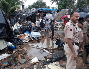 Τείχος έπεσε πάνω σε παράγκες στην Ινδία, 15 νεκροί