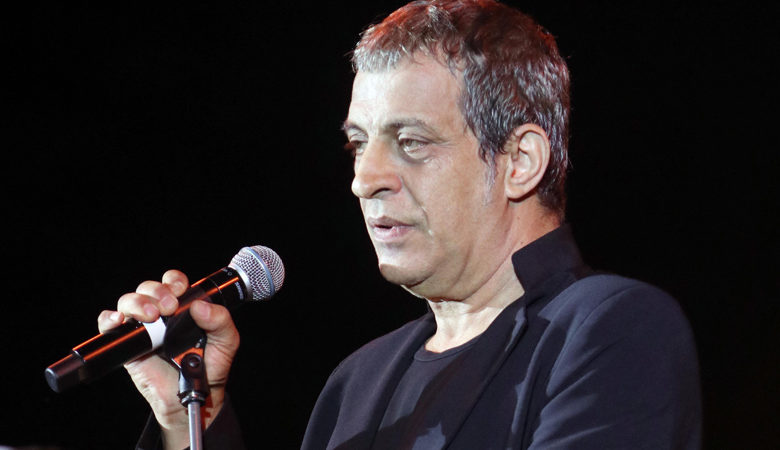 Θέμης Αδαμαντίδης: Διαψεύδει πως τραγούδησε χθες σε νυχτερινό κέντρο