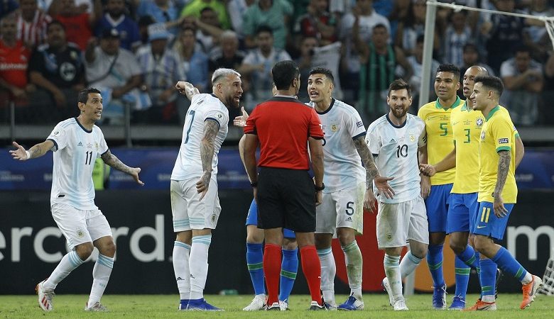 Διαιτητικό σκάνδαλο καταγγέλει η Αργεντινή στον ημιτελικό με τη Βραζιλία