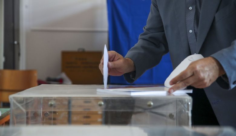 Τα ευρήματα των τελευταίων δημοσκοπήσεων πριν ανοίξουν οι κάλπες των εκλογών