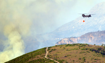 Ολονύχτια μάχη με τις φλόγες στην Εύβοια – Ακόμη τέσσερα χωριά εκκενώνονται εξαιτίας της πύρινης λαίλαπας