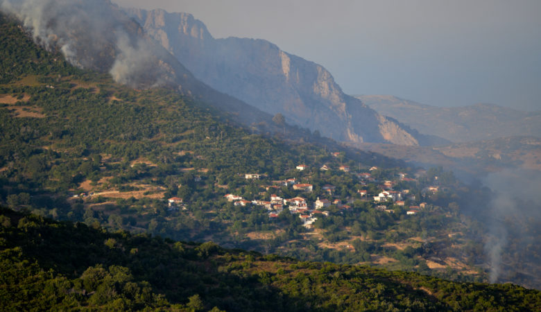 Σε εξέλιξη η μάχη με τις φλόγες στην Εύβοια – Ξέσπασαν άλλα τρία μέτωπα τα ξημερώματα