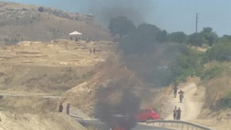 Αυτοκίνητο τυλίγεται στις φλόγες στην Κρήτη – Δείτε το βίντεο