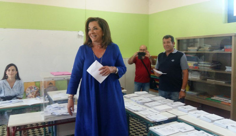 Με τα εγγόνια της ψήφισε στα Χανιά η Ντόρα Μπακογιάννη
