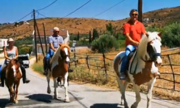 Αργολίδα: Τρεις φίλοι πήγαν να ψηφίσουν καβάλα στα άλογα τους