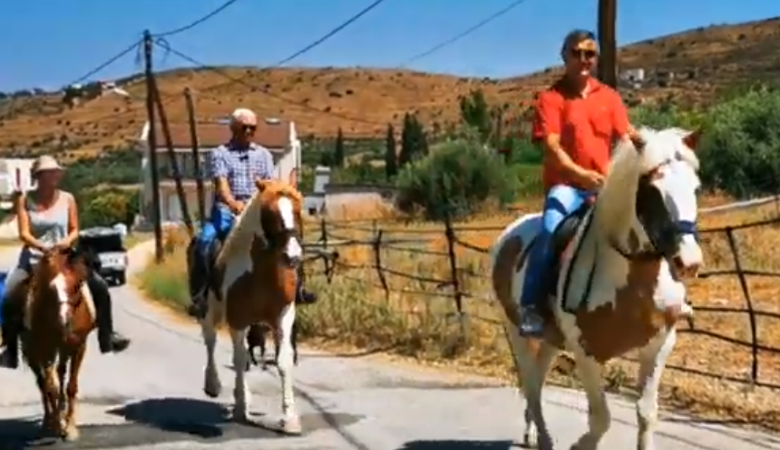 Αργολίδα: Τρεις φίλοι πήγαν να ψηφίσουν καβάλα στα άλογα τους